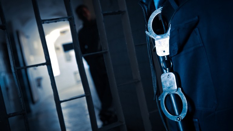 Осъдиха двама полицаи за трафик на наркотици в София